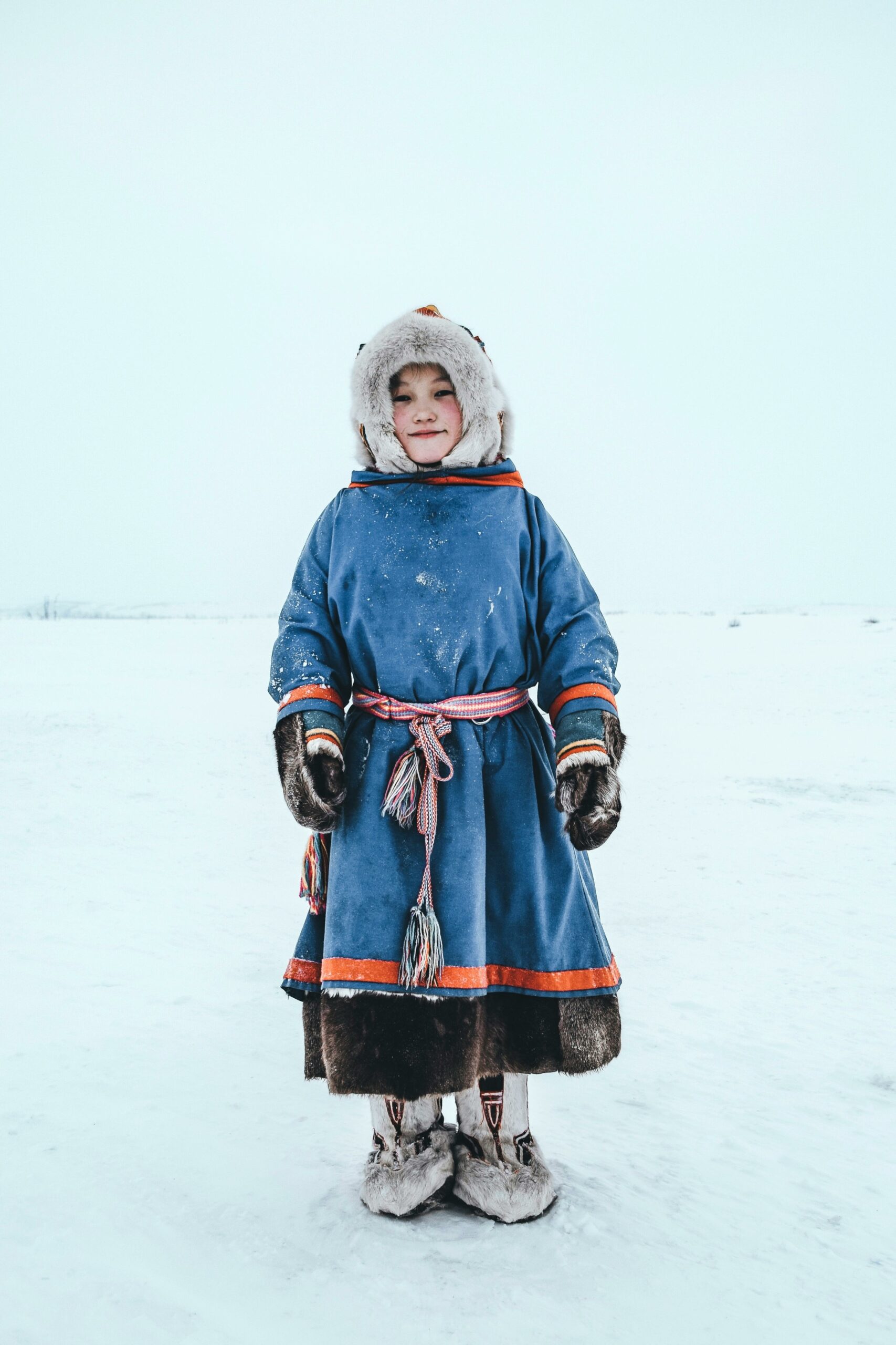 Tenue Traditionnelle Enfant Nénètse de Sibérie Arctique – Image 1