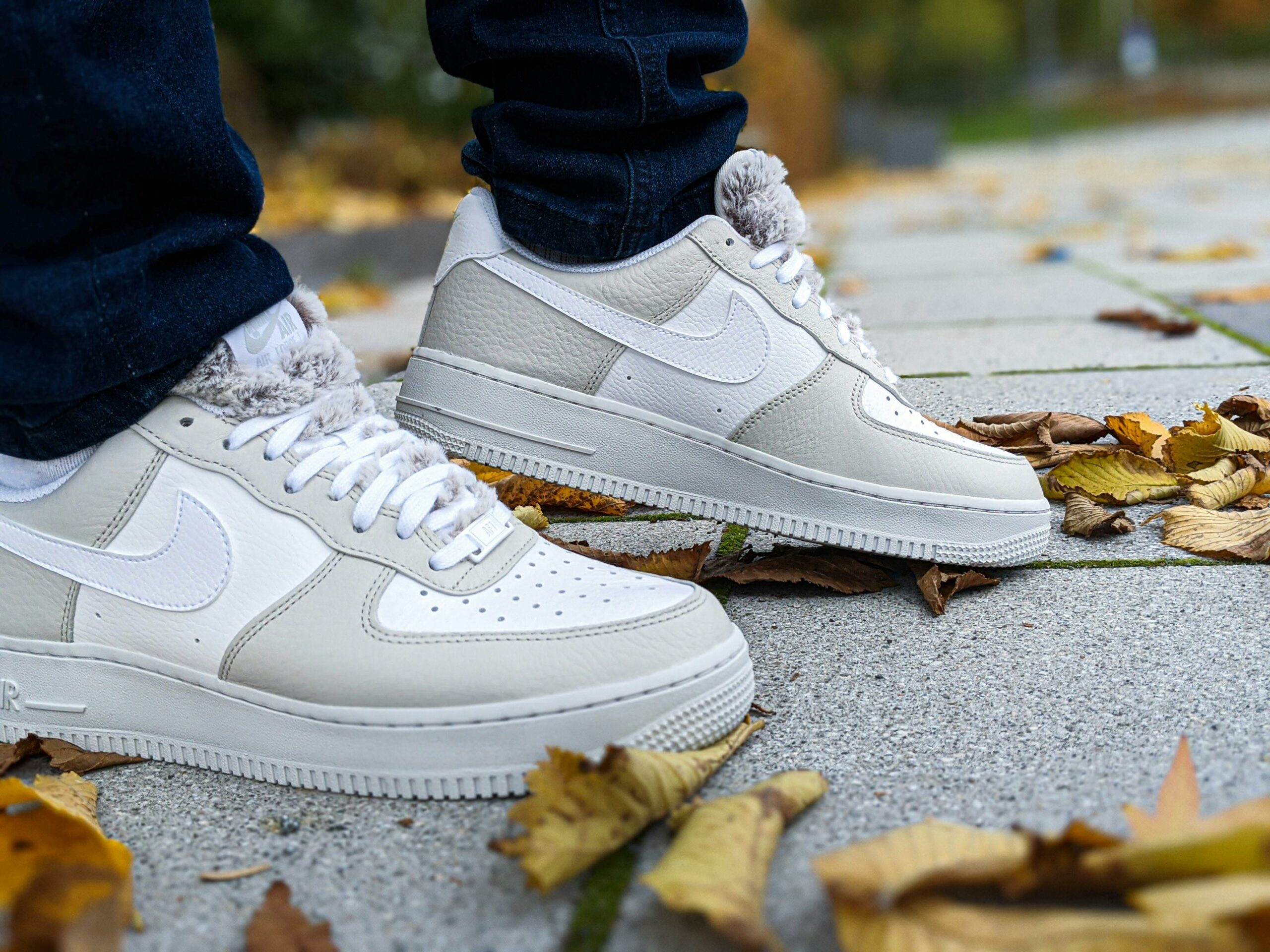 Baskets Nike Air Force 1 Low "Fur Tongue" Crème et Grise – Image 1