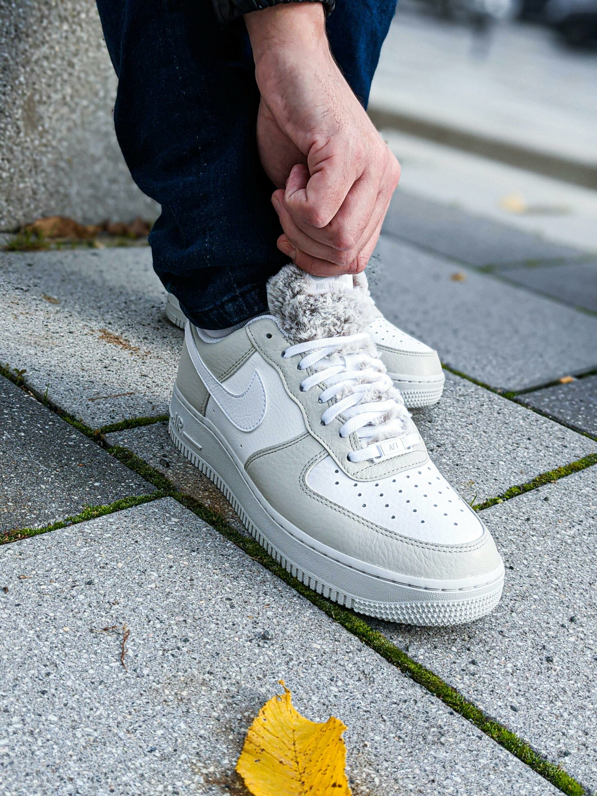 Baskets Nike Air Force 1 Low "Fur Tongue" Crème et Grise – Image 2