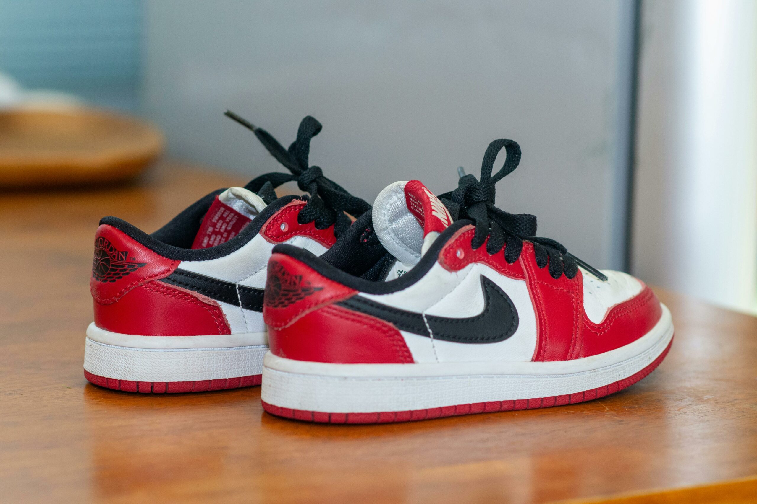 Baskets Nike Air Force 1 Low Personnalisées "Chicago" Rouges et Noires – Image 2