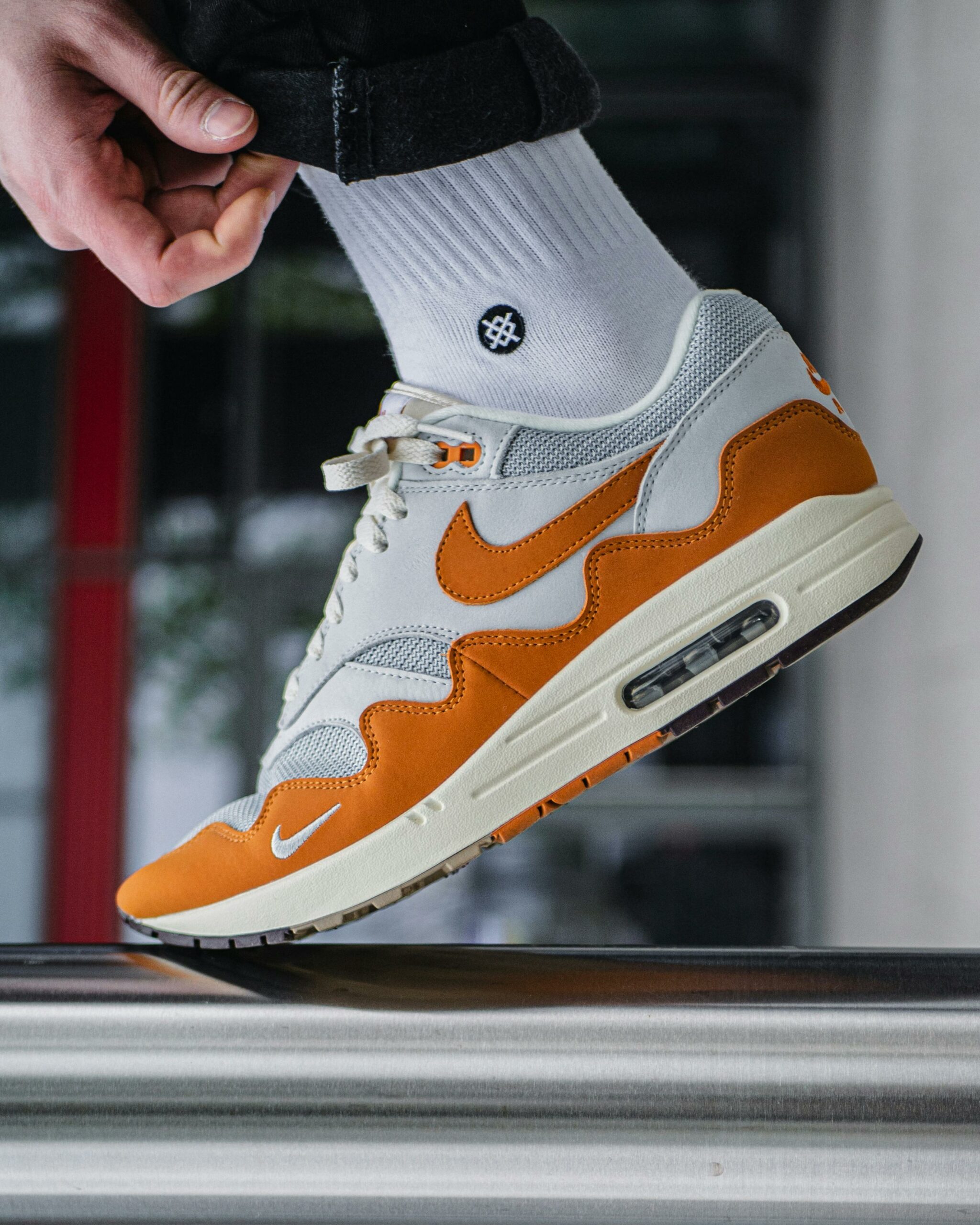 Baskets Nike Air Max 1 x Patta "Monarch" Orange et Grise – Image 1