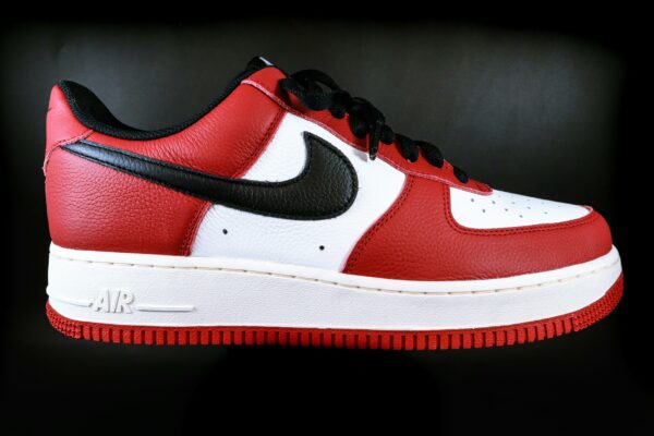 Baskets Nike Air Force 1 Low Personnalisées "Chicago" Rouges et Noires – Image 3